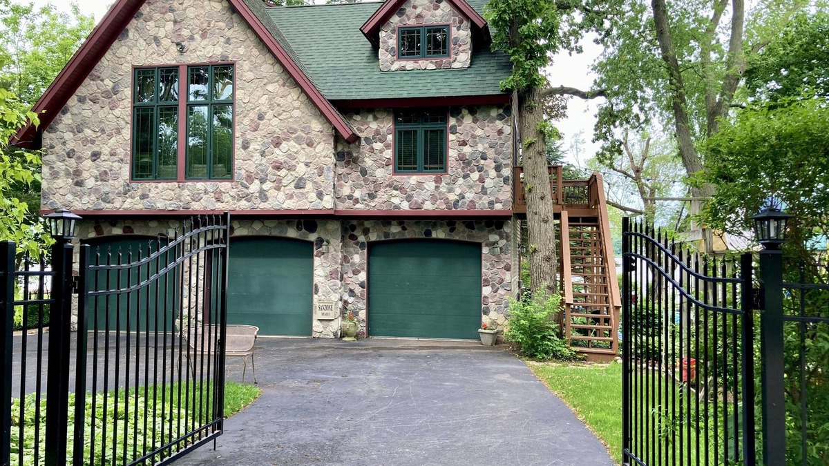 Solon Mills House | Coach House Wonder Lake! Ideal for Families and Remote Workers!