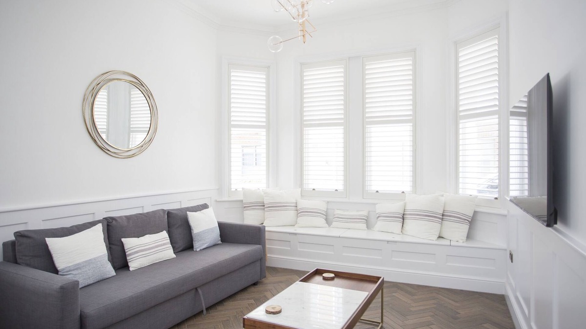 Worthing House | Coachman's Cottage -Worthing Beach - Sleeps 9