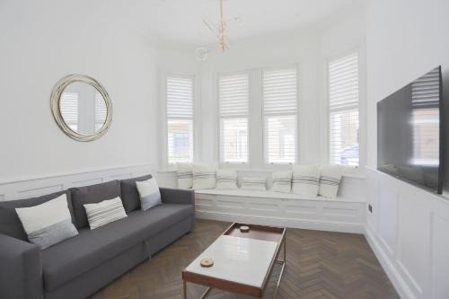 Worthing House | Coachman's Cottage- Worthing Beach sleeps 9