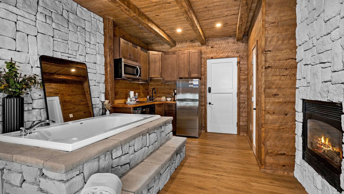 Endion House | Coachman's Luxury Suite w/Jacuzzi & Fireplace