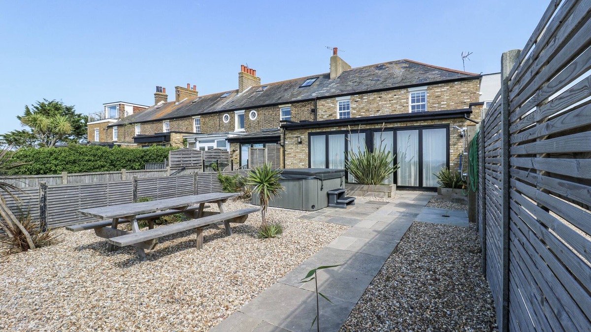 Swalecliffe House | COAST GUARD HOUSE, pet friendly, with hot tub in Swalecliffe