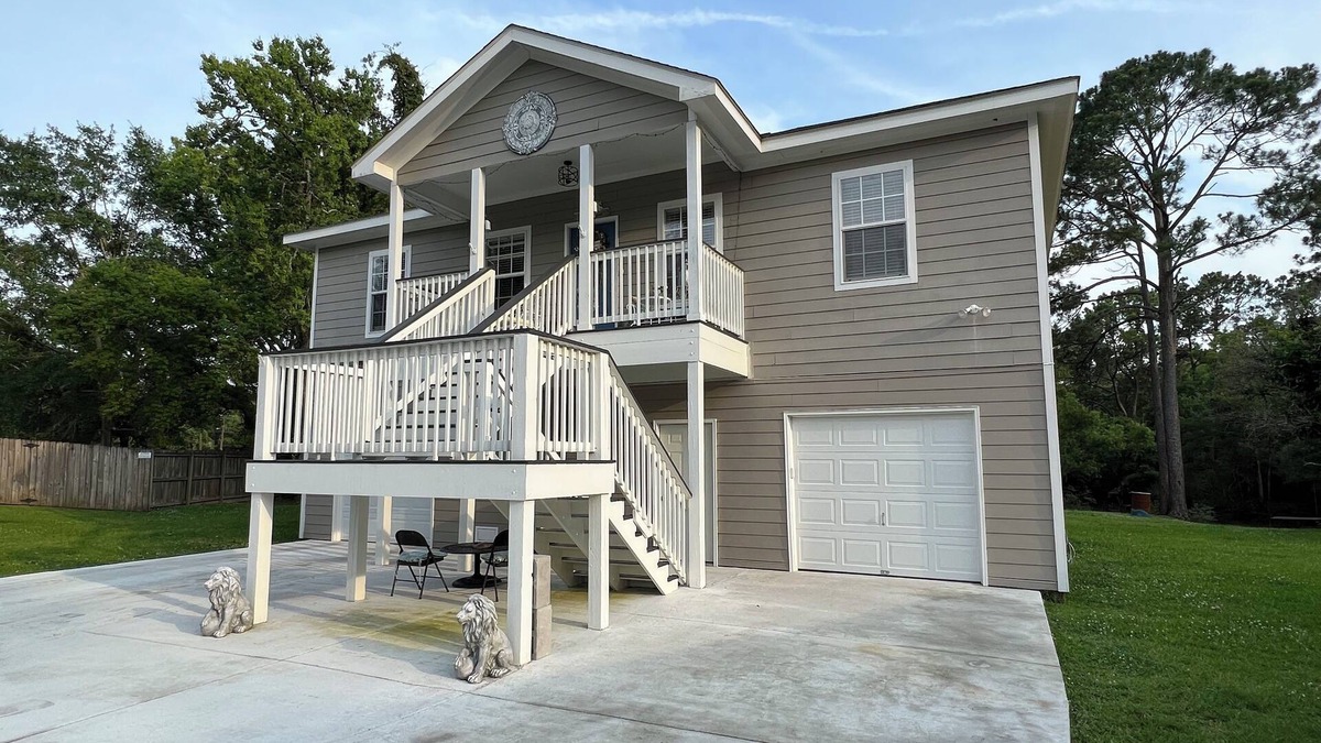 St. Martin House | Coast home on bayou. Clean, family-sized, and close to everything!