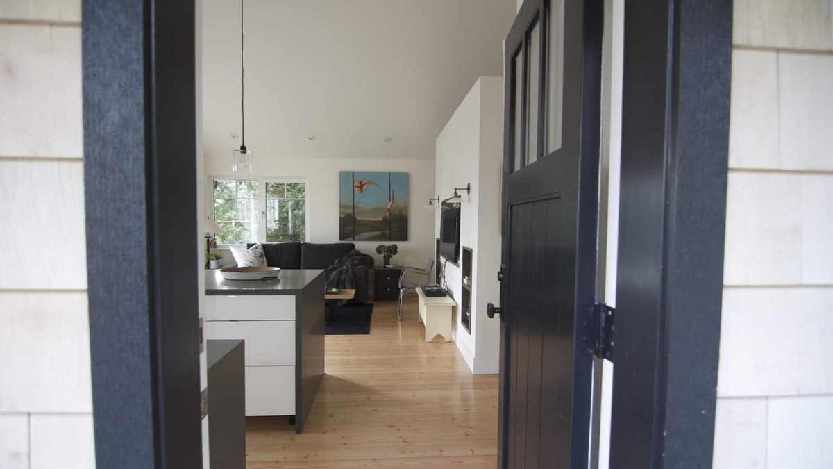 Bowen Island House | Coast modern coach house , separate cottage on 1,2 acer with ocean view