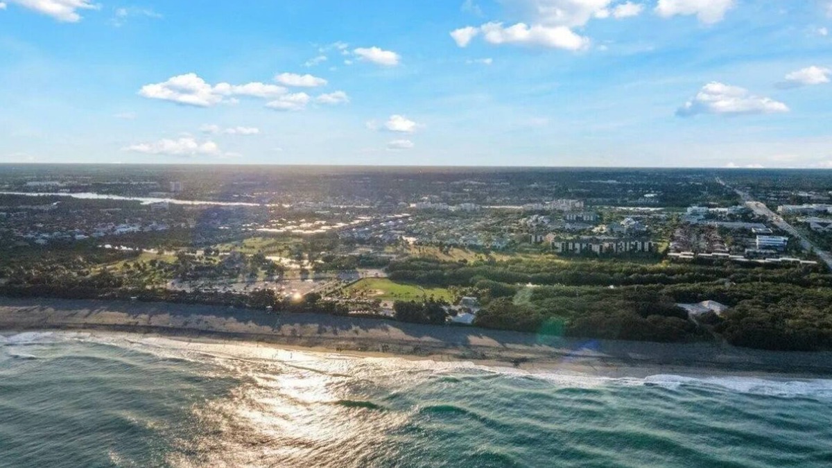 Jupiter Villa | Coastal 1 Bdrm Villa w/Private Balcony in a Tropical Oasis