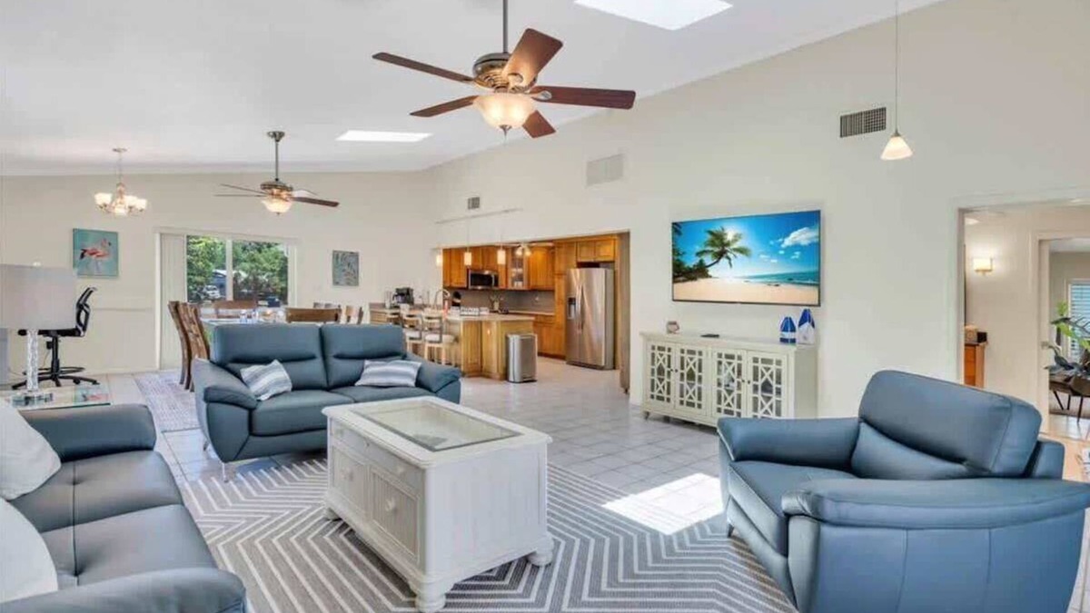 Laurel House | Coastal 2BR Getaway|5 Min to Beach|Pool+Peloton