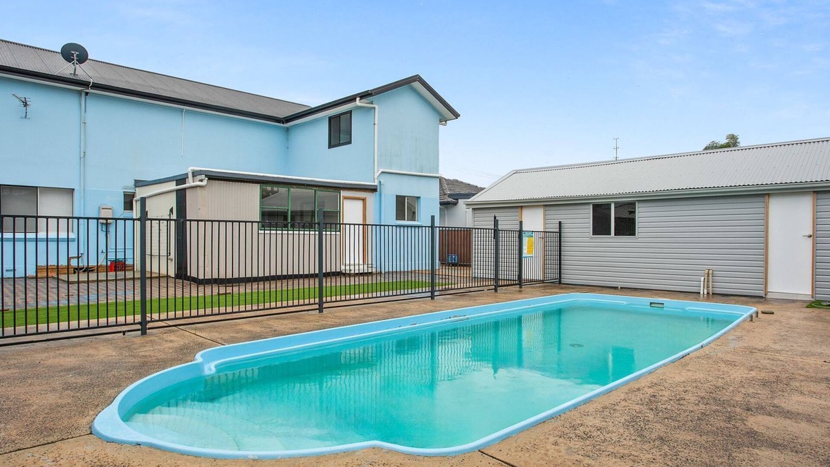 Windang House | Coastal Blue is a large 5 bedroom holiday home on the NSW South Coast located in Windang.