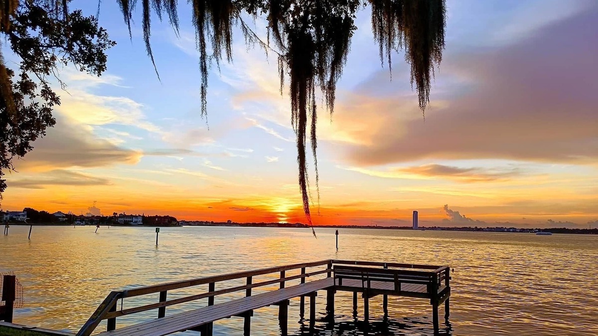 Clear Lake Shores Cottage | Coastal Breeze Island home near Kemah Boardwalk