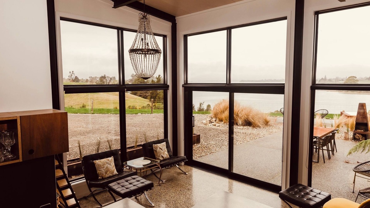 Mapua Apartment | Coastal Calm | Luxe Stay with Views, Bath & Fire.