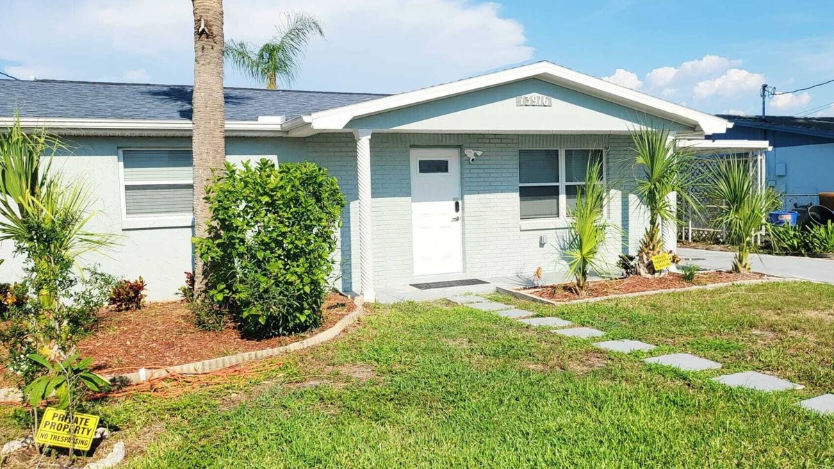 Hudson Beach Estates House | Coastal canal front oasis