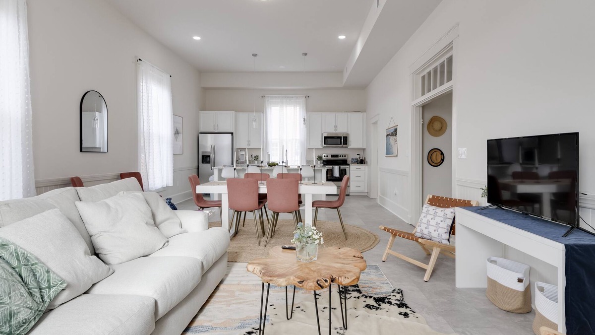 Issue House | Coastal Charm and Convenience: Luxurious 5-Bedroom Just Steps From Downtown