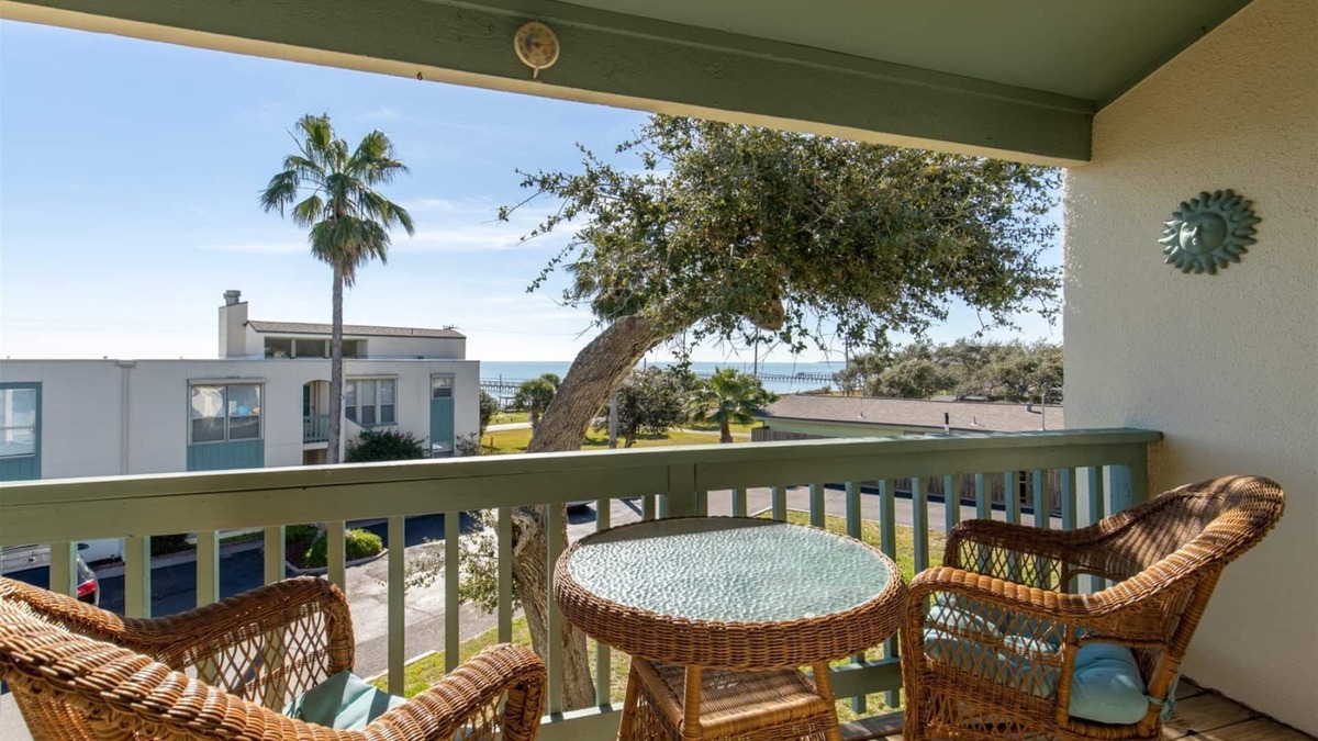Sailhouse Condo | Coastal Charm | Pet Friendly, Pool + Tennis Access