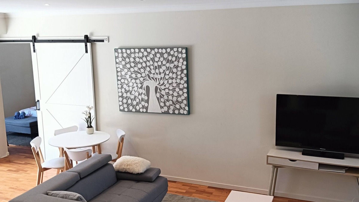 Melbourne House | Coastal charm, spacious townhouse Ideal for families or groups of up to 8