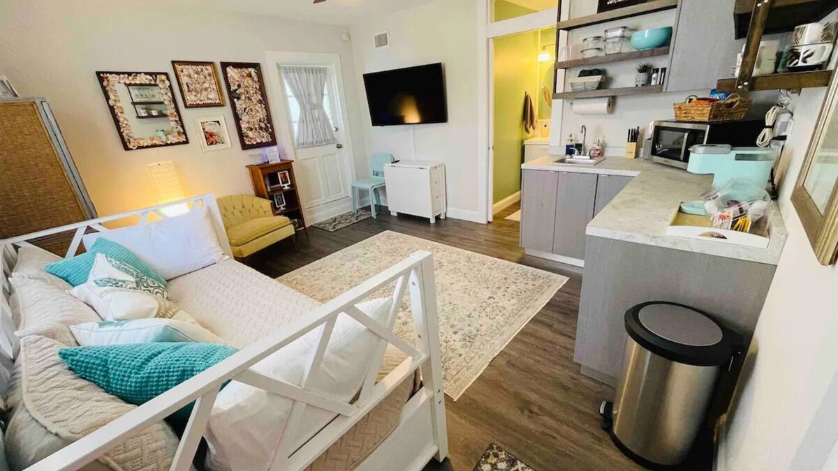 Disston Heights Apartment | Coastal Chic Suite w/Kitchenette & Private Entrance