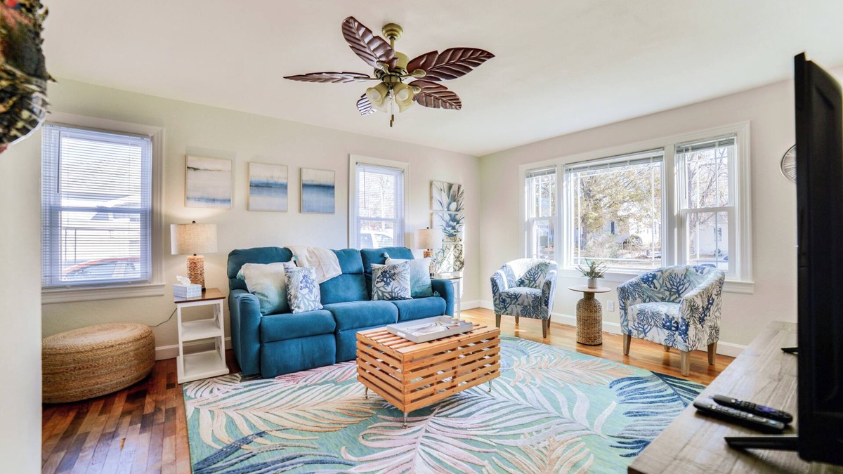 Jackson House | Coastal Comfort at The Salty Nest: Pet-Friendly with King Bed & Fast WiFi!
