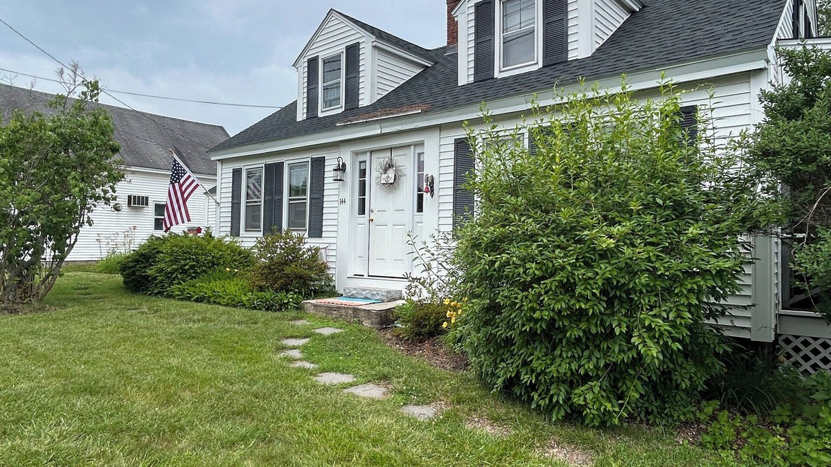 Moody House | Coastal Comfort: Family-Friendly 2BR Beach House in the Heart of Wells