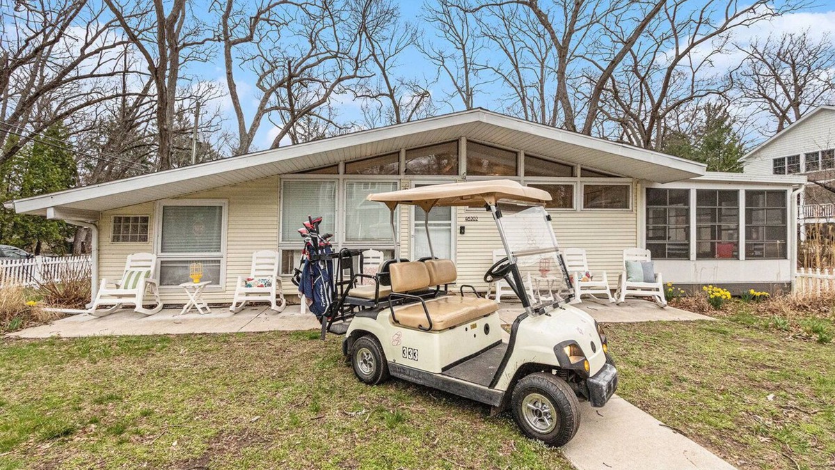 Grand Beach House | Coastal Comfort | Golf Cart, Ping Pong, Hot tub