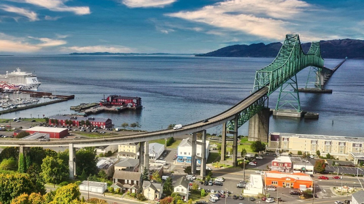Astoria House | Coastal Comfort in Astoria – 4BR Near River, Fishing & History