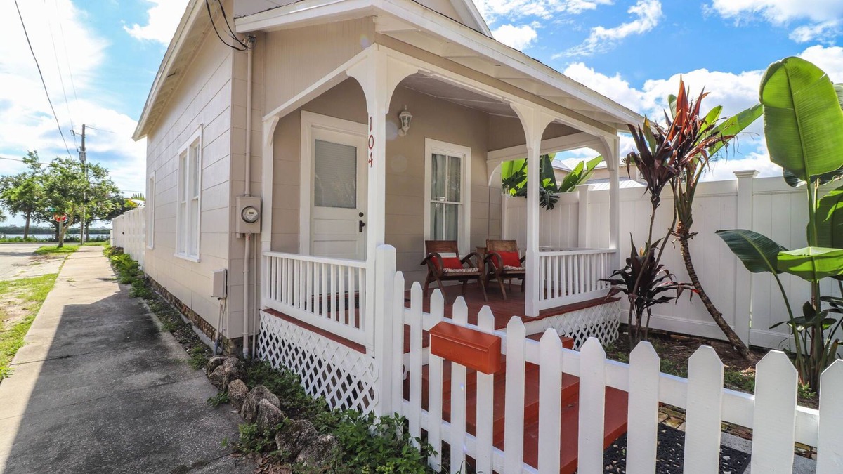 Historic District House | Coastal Cottage on the river, in the heart of NSB!