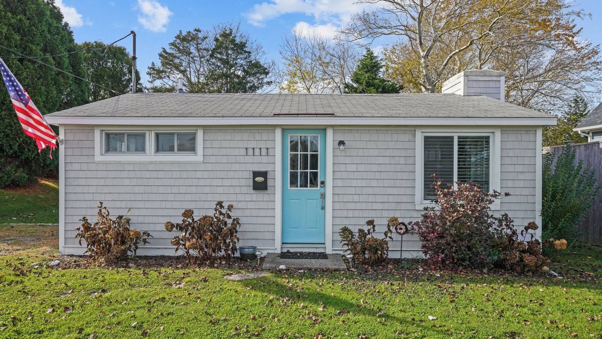 Point Judith Cottage | Coastal Cottage in Pt.Judith Walk to Beaches, BI Ferry, Ice Cream,Aunt Carries.