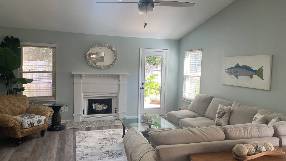 Mount Pleasant House | Coastal Cottage -One Level freshly updated - just min to beach & Downtown - Dog+