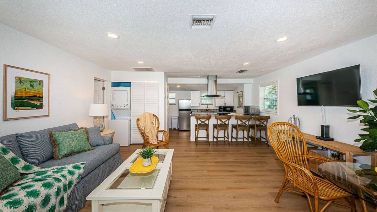 St. Pete Beach Cottage | COASTAL COTTAGE ON ST. PETE BEACH- 1 Bed & 1 Sofa Bed - 1 MIN FROM BEACH.