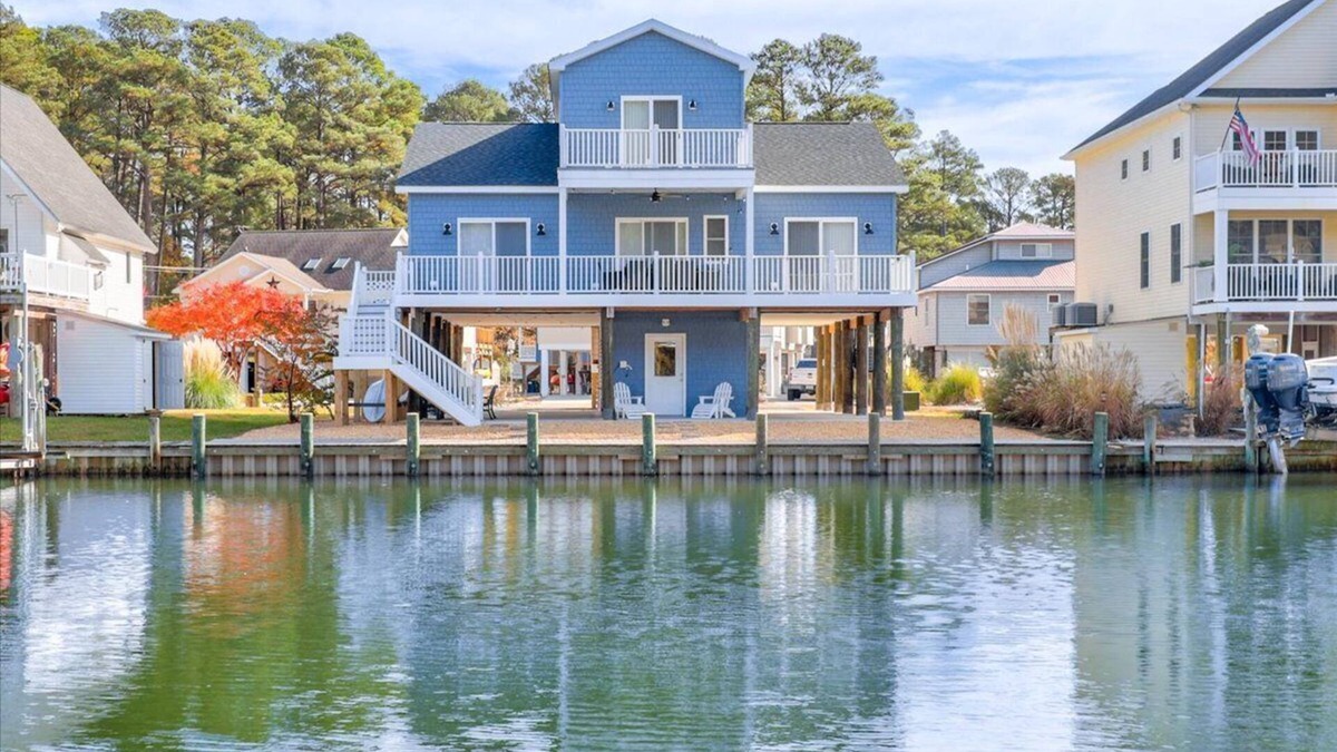 Captain's Cove House | Coastal Crab - Waterfront with incredible Amenities.