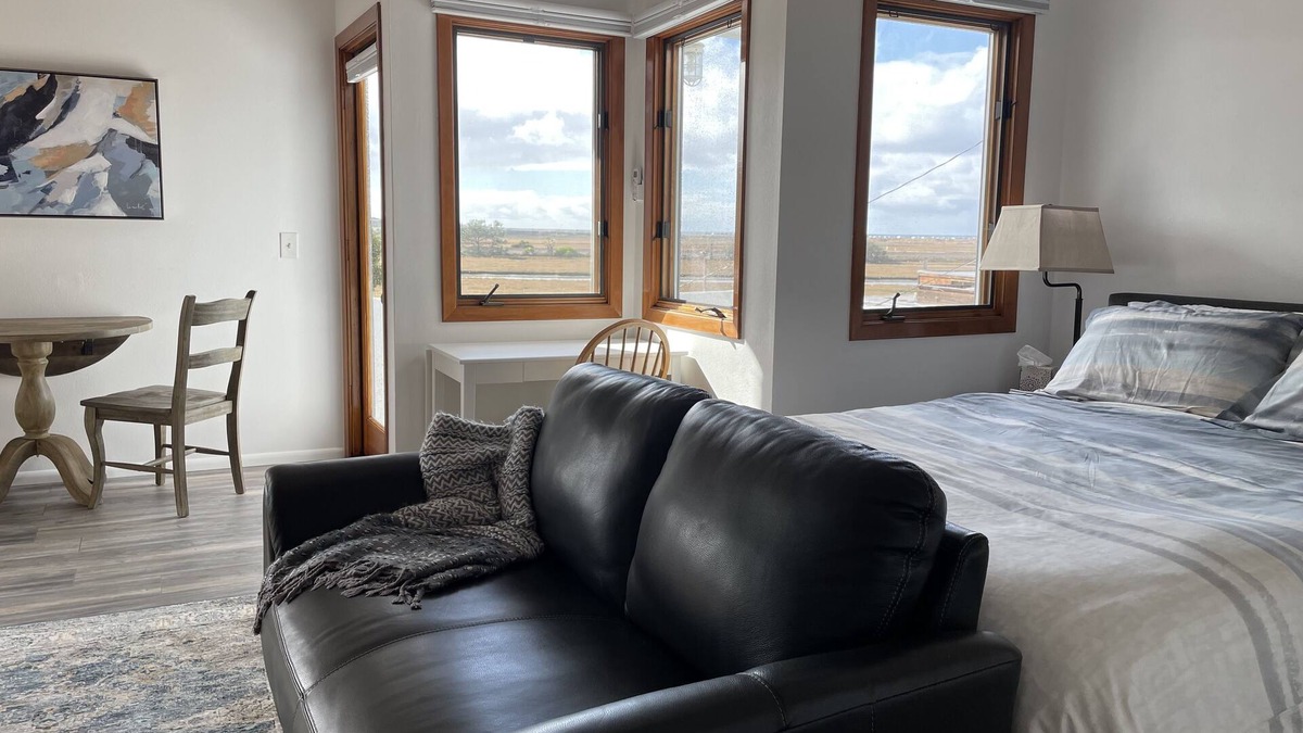 Del Mar Heights Apartment | Coastal Del Mar studio with fabulous views - 10 min walk to the beach!