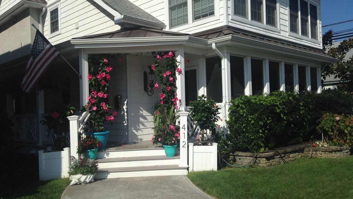 Gold Coast Cottage | COASTAL ELEGANCE- PREMIER LOCATION - 5 HOUSES TO BEACH-RESIDENTIAL NEIGHBORHOOD