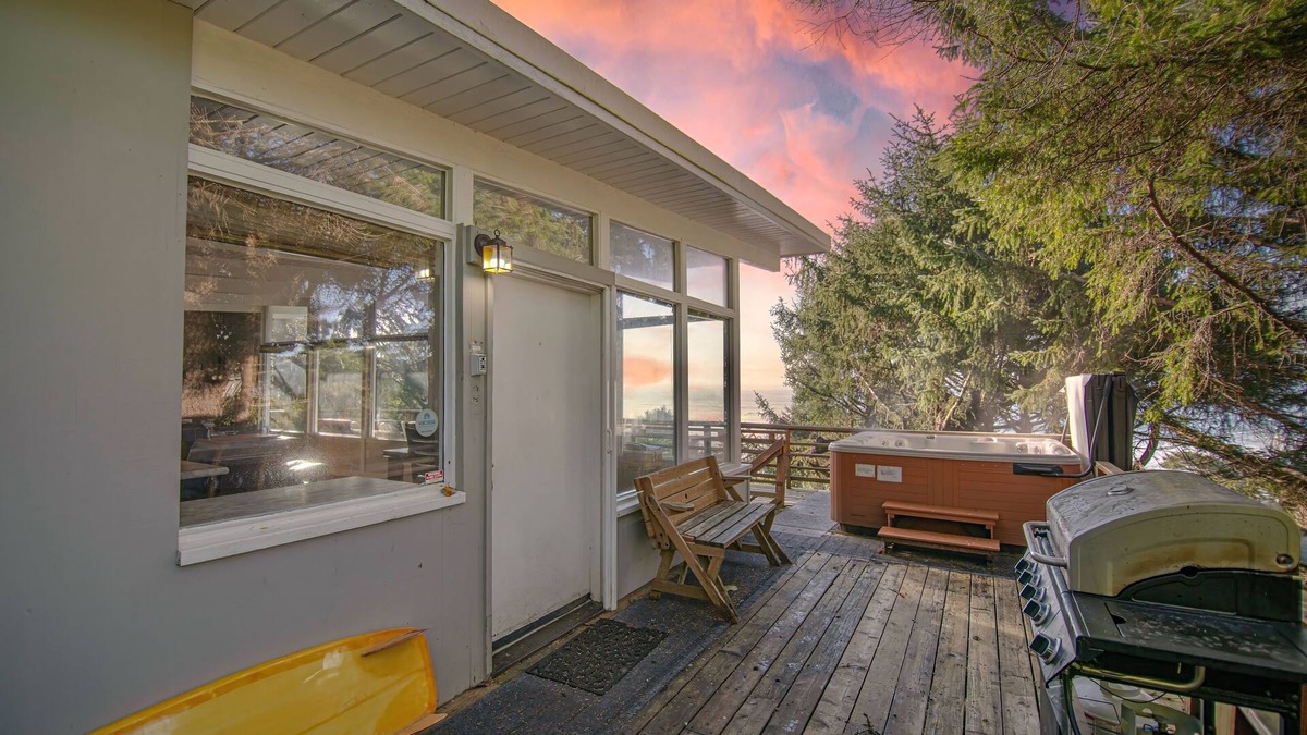 Lincoln City House | Coastal Escape | Ocean Views Hot Tub Pet-Friendly Yard