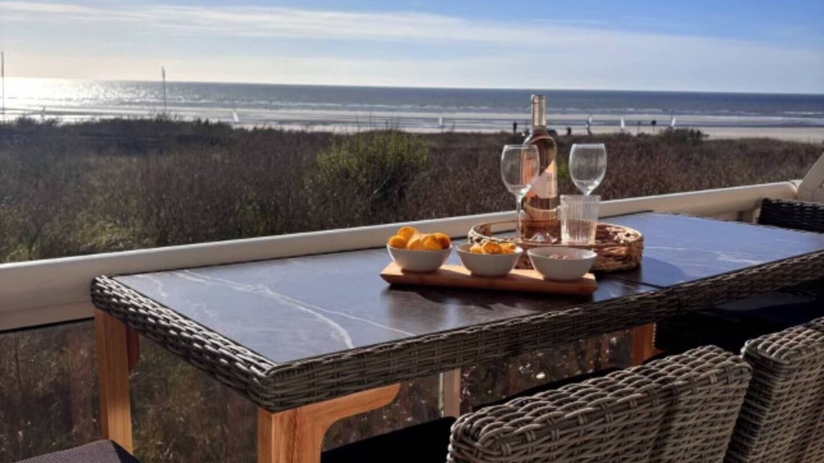Merlimont-Plage Apartment | Coastal Escape with Sea View