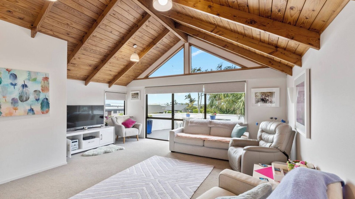 Half Moon Bay House | Coastal Family Getaway with Pool | Wi-Fi & Netflix
