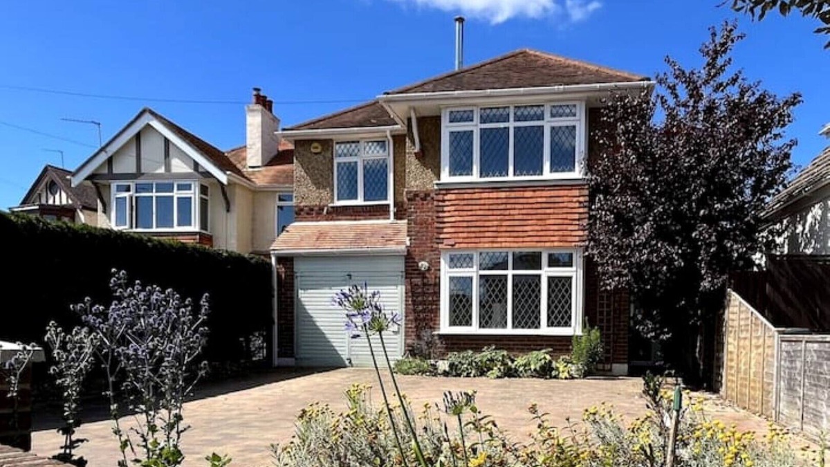 Bournemouth House | Coastal family holiday home near stunning sandy beaches & River Stour in Dorset.