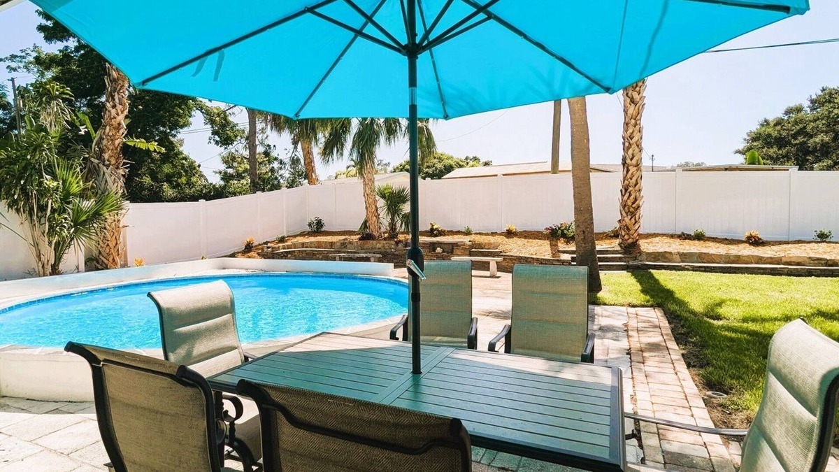 South Pinellas Community Council House | Coastal Getaway House w/Pool – 5 Mins Drive to Madeira Beach