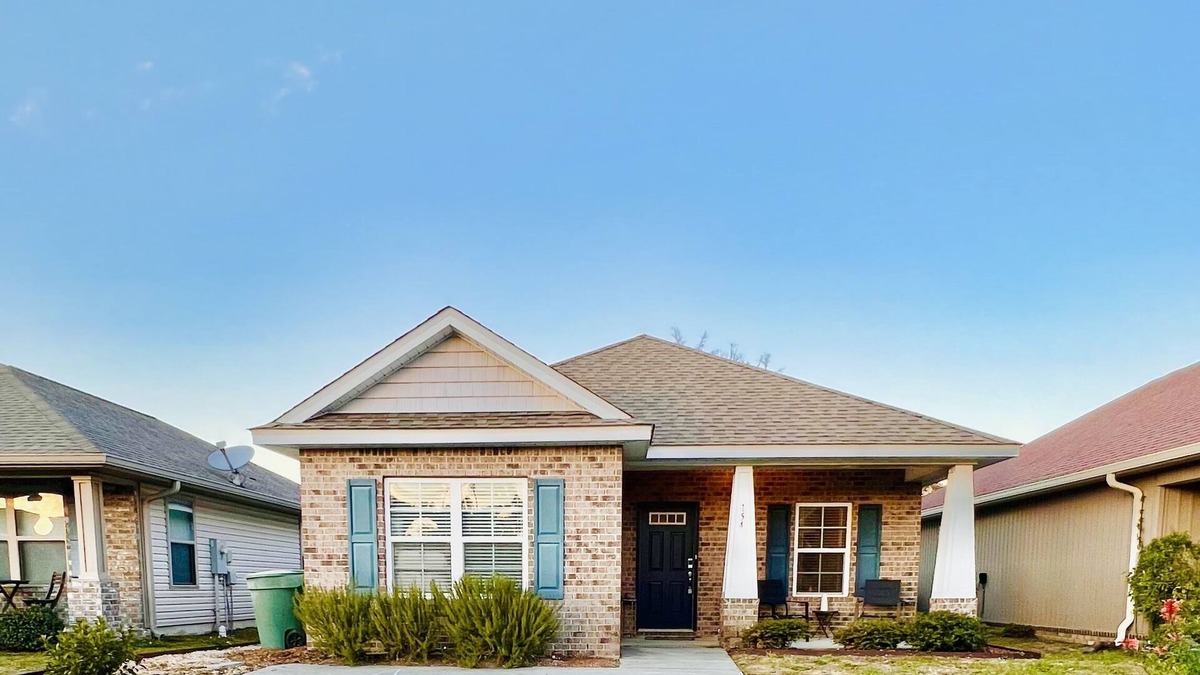 Pensacola House | Coastal Getaway near Pensacola beach, Downtown & NAS + walk to bayou & marinas