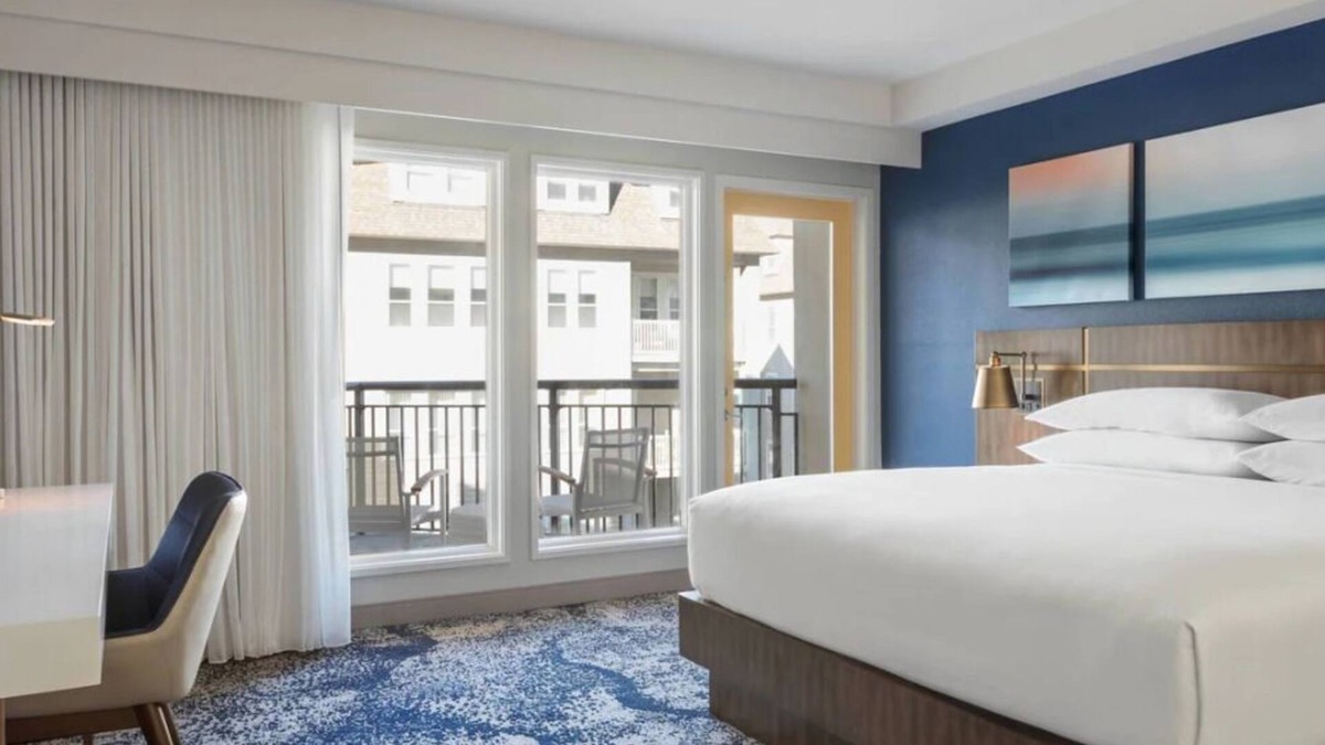 Northeast Virginia Beach Hotel | Coastal Getaway! 2 Comfortable Units, Pool, Near Virginia Beach Fishing Pier