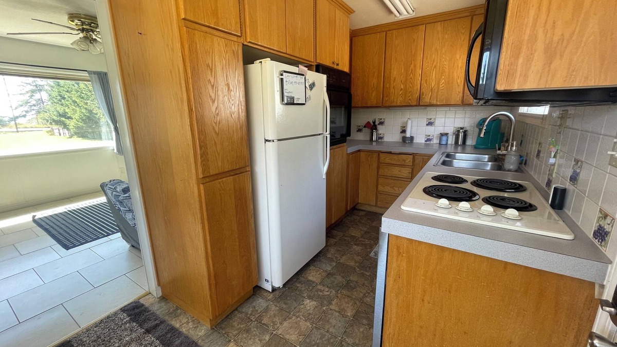 Coos Bay House | Coastal Getaway with beautiful Bay views, perfect for watching the sunset!