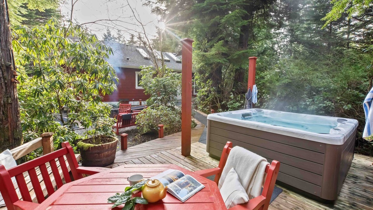 Tofino House | Coastal Haven-Steps from beach, Hot tub, Piano, BBQ