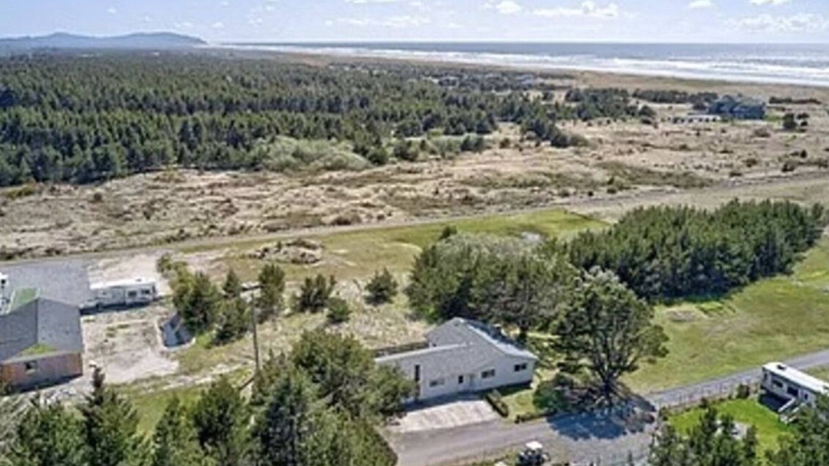 Long Beach House | Coastal Home on Edge of Town with Fire-pit & Private Beach Path. Dog Friendly!