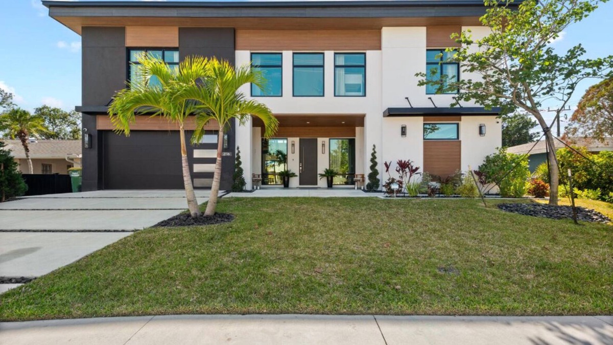 Arlington Park House | Coastal Luxe, Spacious 5bedroom house 5miles to Siesta with saltwater pool, WiFi