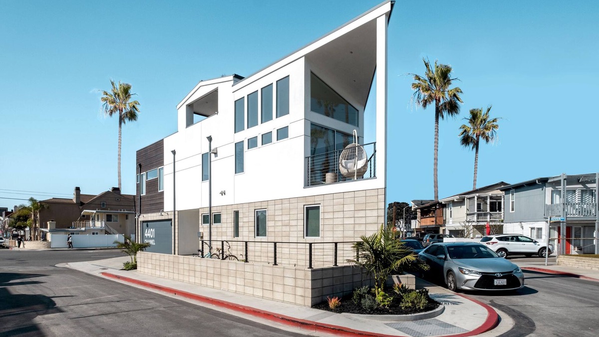 West Newport House | Coastal Luxury, Ocean & Harbor Views, Dog-friendly, A/C & Rooftop Deck & Firepit