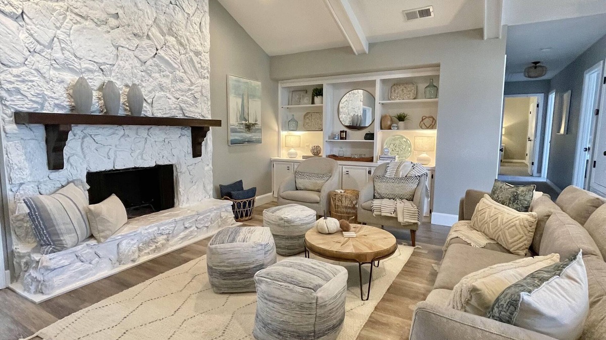 Daphne House | Coastal Modern Vibe with 4 bedrooms ~ Sleeps 10 ~ Minutes from I-10 & Mobile Bay