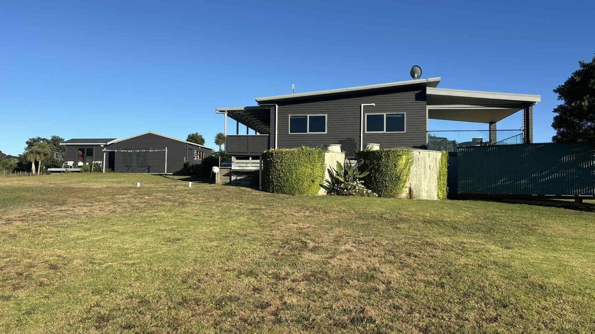 Raglan House | Coastal Paradise 4 bedroom Home with plenty of space for the boat