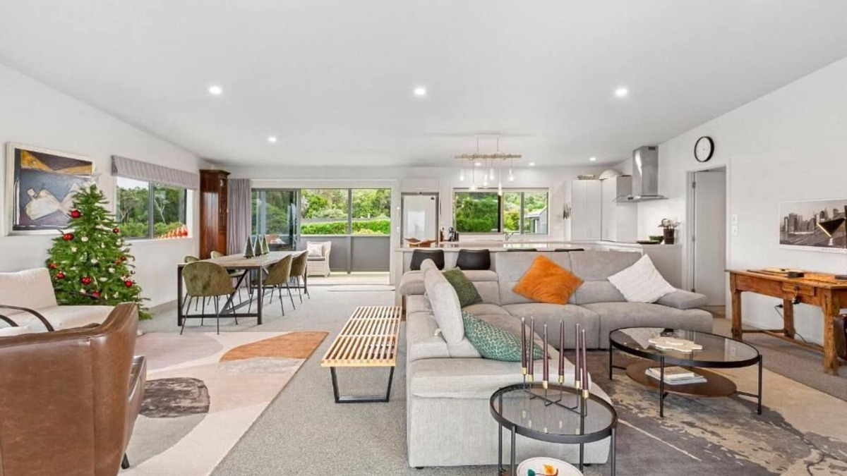 Raglan House | Coastal paradise 5 minutes drive from town. Modern roomy close to surf beaches