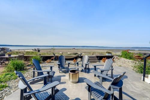 Warm Beach House | Coastal PNW Home on Swimmable Beach with Hot Tub!