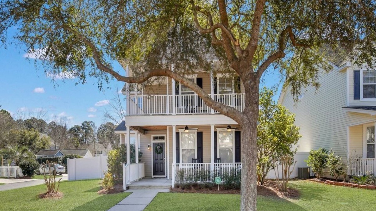 Bluffton House | Coastal Quarters in Bluffton - 4 bedroom, dog friendly! 2 Story, Bluffton Park Lowcountry Charmer.