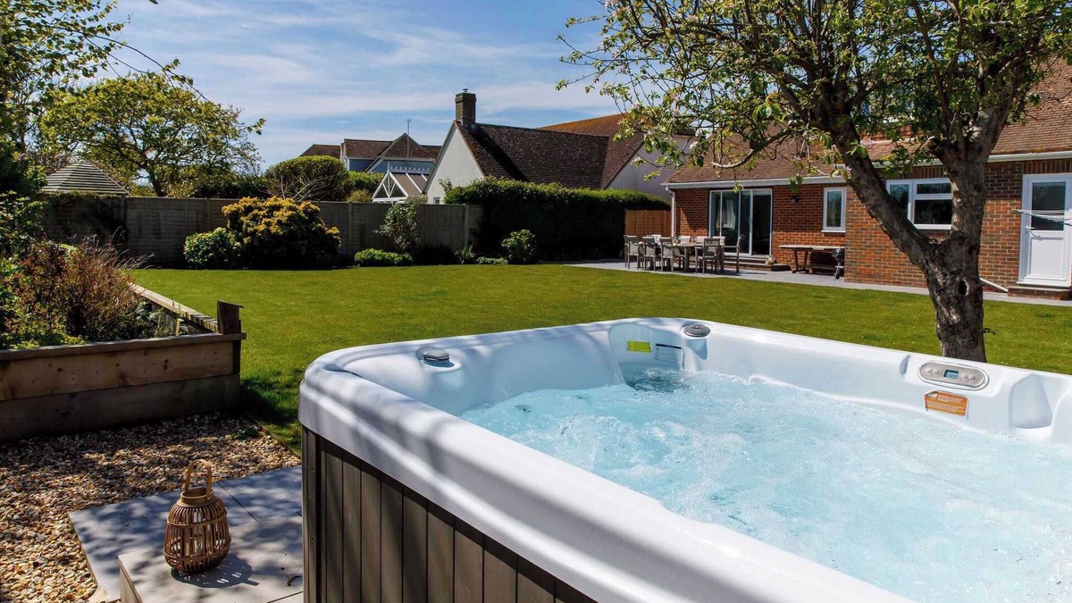 East Wittering House | Coastal Retreat for 8 with Hot Tub - Walk to Beach