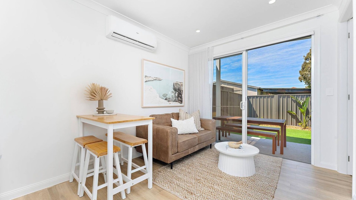 Corrimal House | Coastal retreat near shops + beach