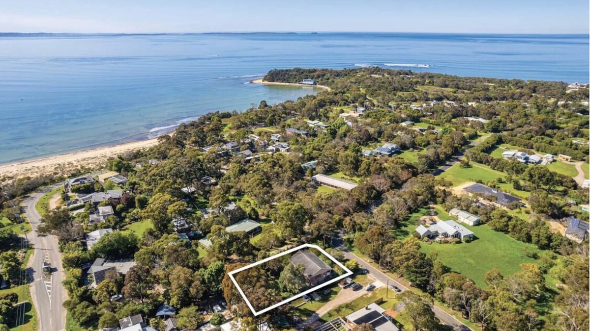 Point Leo House | Coastal retro, spacious, pet friendly, walk to beach, king bed