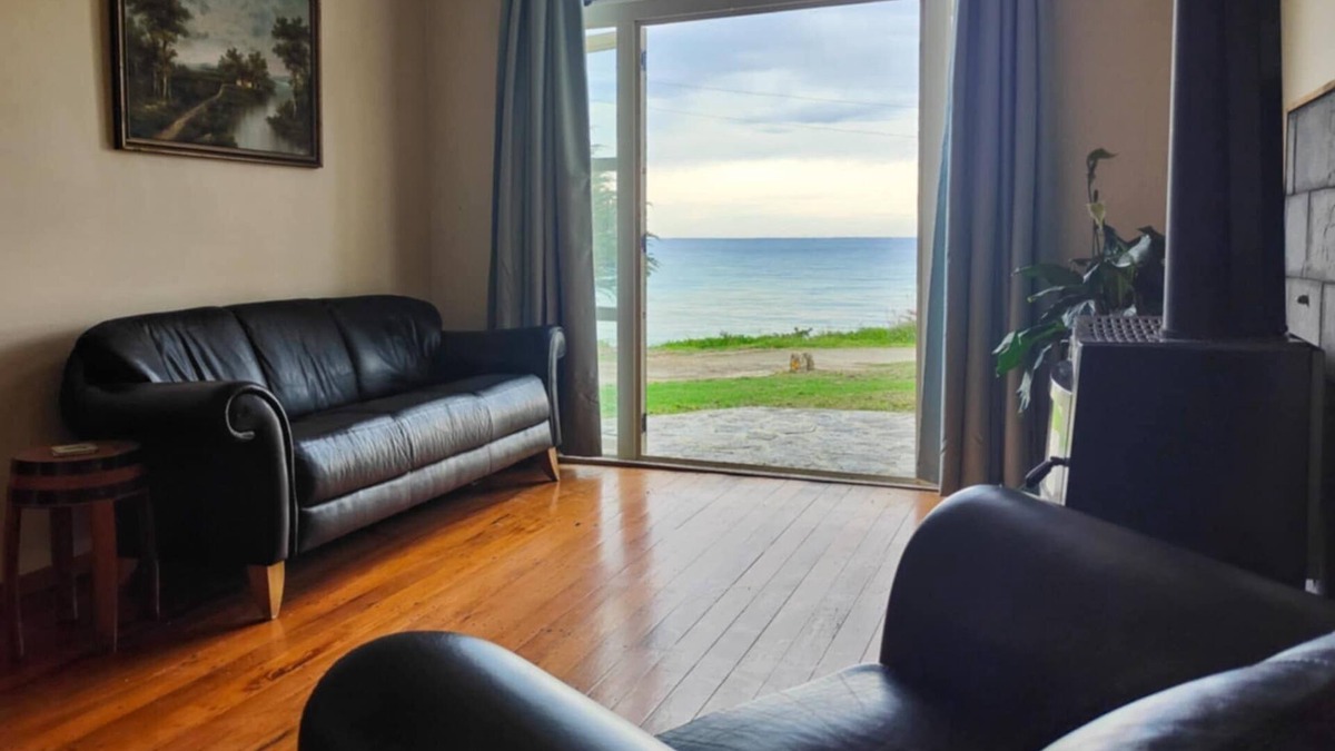 Shag Point House | Coastal Rural Haven with mind blowing Sea Views! 10 minutes South of Moeraki.