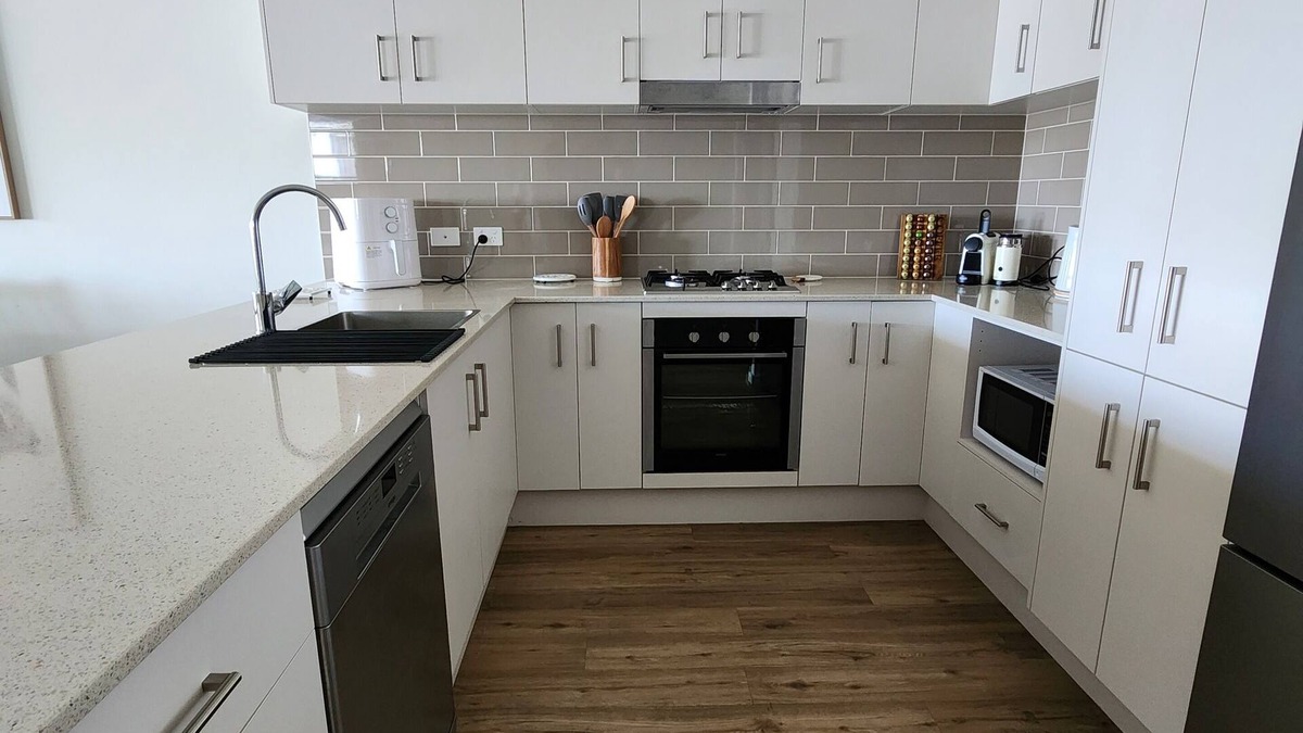 Sussex Inlet House | Coastal Seabreeze. Pet friendly 3 bdrm new duplex, close to beaches and shops.